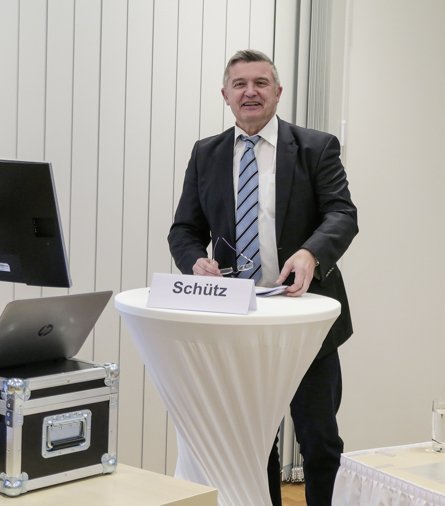 eschäftsführer Jörg Schütz referiert zum neuen GEG und BEG.