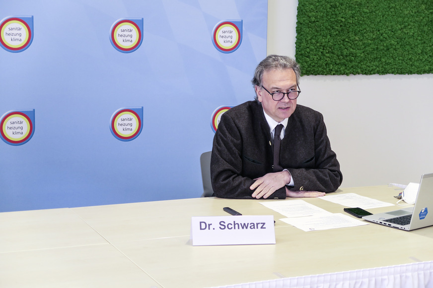 Hauptgeschäftsführer Dr. Wolfgang Schwarz informiert über die laufenden Aktionen des Fachverbands, wie zum Beispiel „Zeit zu starten“, Kesseltauschkampagne etc.