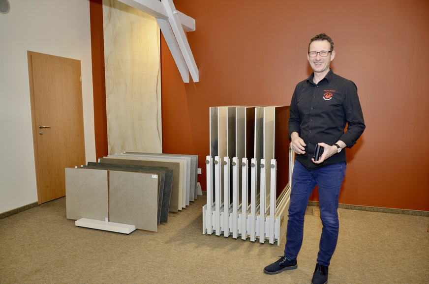 Eine Ausstellung für den Fliesengroßhandel blieb von der ehemaligen Fliesenlegersparte zurück.