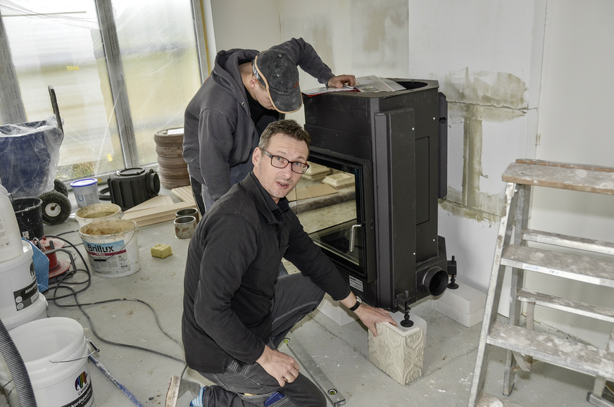 ﻿Wenn Hendrik Schütze nicht im Büro ist, ist er meist auf Baustellen anzutreffen, um Details beim Aufbau von Öfen zu klären.