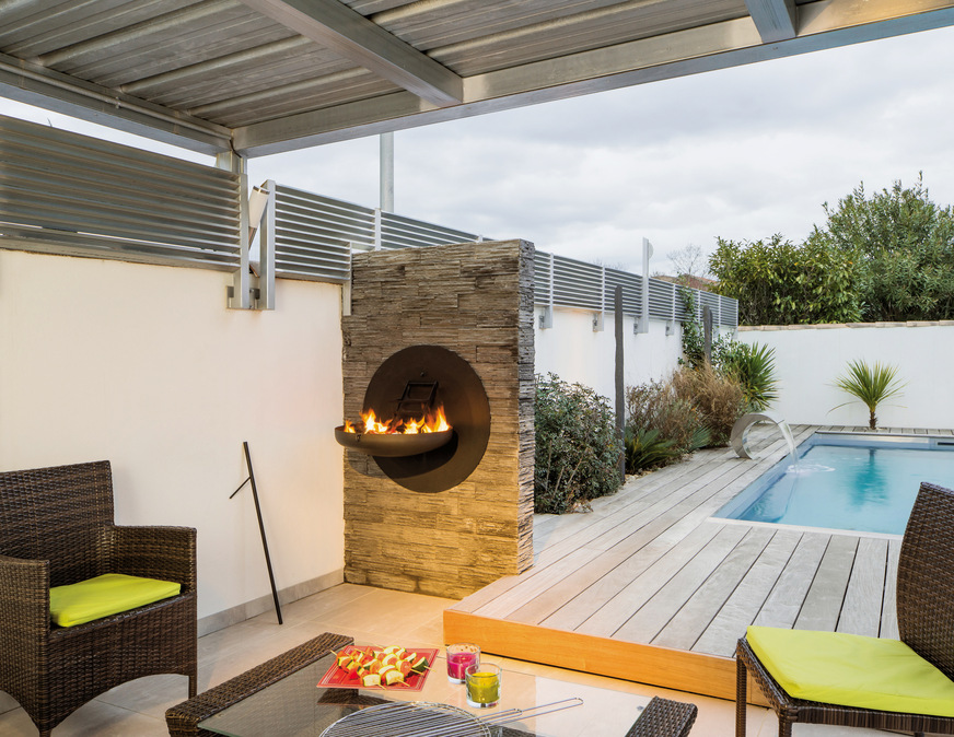 Einzigartiges Design zeichnet alle Focus-Feuerstellen aus. Hier die Feuerschale „Sigmafocus“ , für die auch ein Grillrost erhältlich ist.