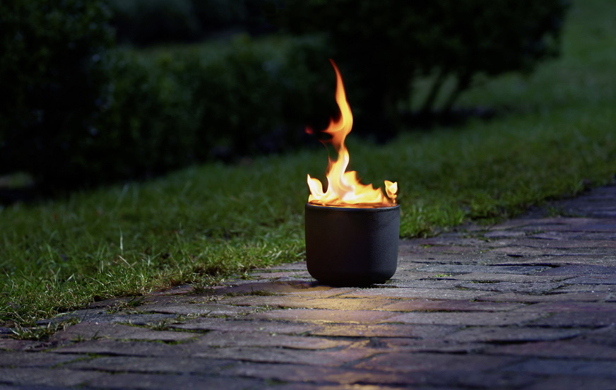 Wachsgetränkte Papierrollen lassen die Feuerfackel von Leda stundenlang angenehmes lebendiges Licht verströmen.