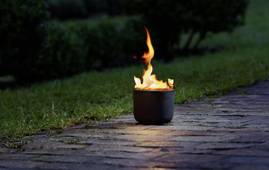 Wachsgetränkte Papierrollen lassen die ­Feuerfackel von Leda stundenlang angenehmes lebendiges Licht verströmen.