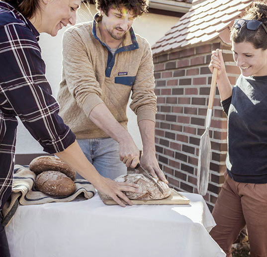 Frisch gebackenes Brot aus dem Backofen ist besonders lecker.