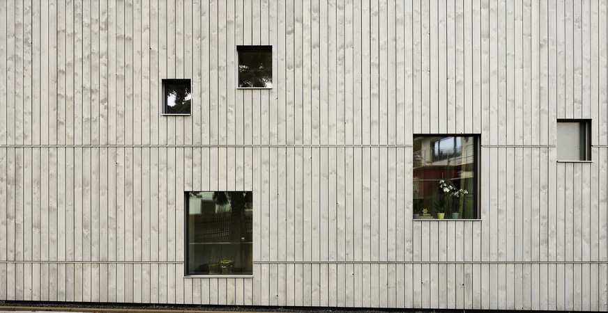 Das außergewöhnliche Fensterbild trägt zur markanten Erscheinung des Neubaus bei.