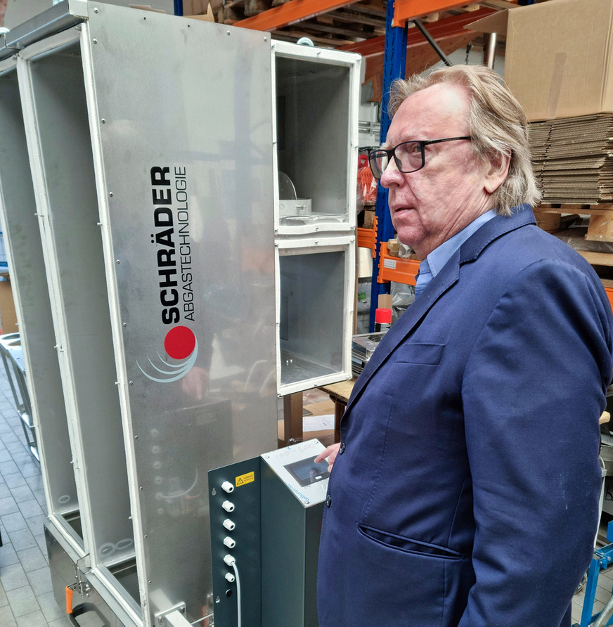 Karl-Heinz Schräder an der „Filterbox-S”.