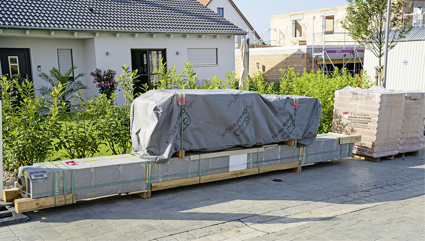 Im Werk auf Maß vorgefertigt werden der Schornstein „Absolut 18 TL“ und das Betonmodul des „Kingfire Grande S“ an der Baustelle angeliefert.