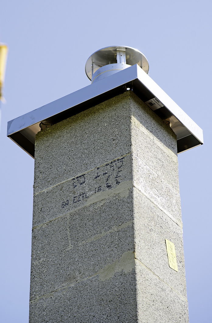 Nach dem Versetzen und Verspannen werden die Versetzschlaufen entfernt und die Edelstahl-Zuluftkopfplatte mit Regenhaube montiert. Fertig!