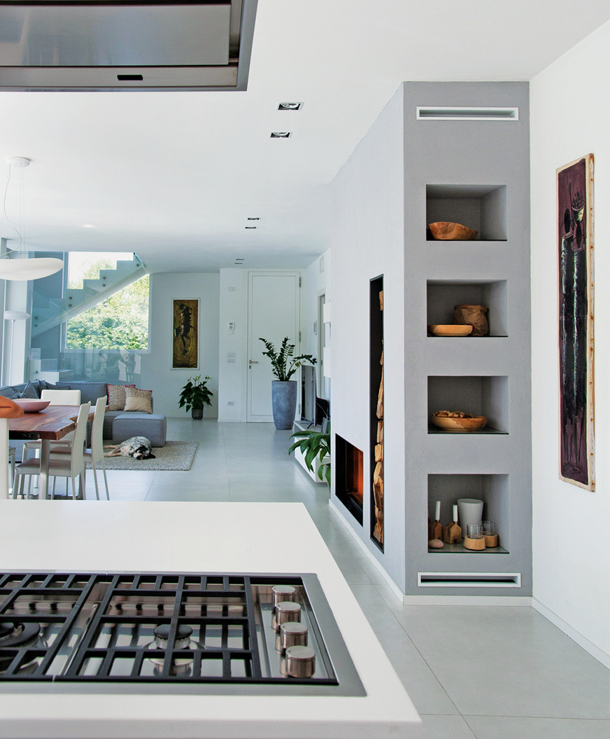 Durch die Verkleidung des Kaminblocks ergaben sich auch Ablageflächen für Geschirr und Accessoires.