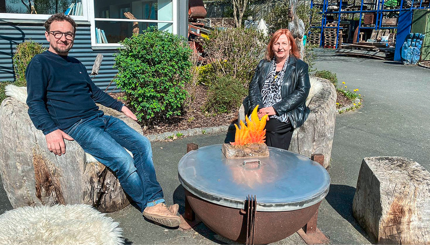 Jutta Lorenz (rechts), Chefredakteurin K&L-Magazin, bei der Übergabe des Designpreises „Ofenflamme“ an Axel Götze.