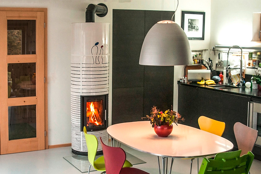 Rundspeicherofen mit Handkeramik aus eigener Produktion: Die Hand-formkeramik für diesen Rundspeicherofen produzierte Axel Götze selbst.