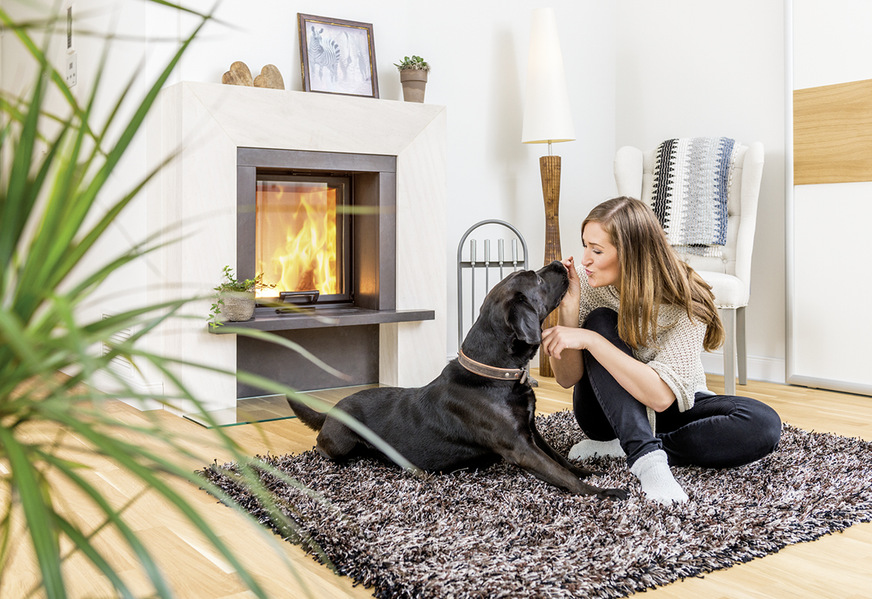 Vor diesem Holzfeuer fühlen sich alle wohl.