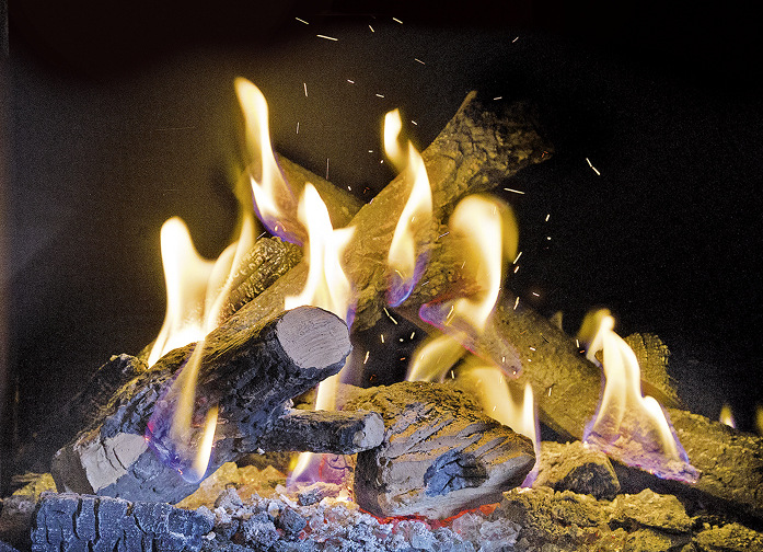 Gaskaminfeuer mit künstlichem Funkenflug.