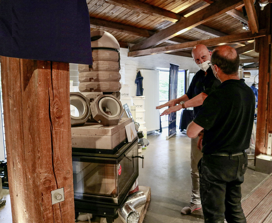 Der neue Ortner-Grundofenfeuerraum mit großer Ecktür bedient die Nachfrage nach Einsätzen für niedrige Bauweise. Er eignet sich gut für Raumteiler.