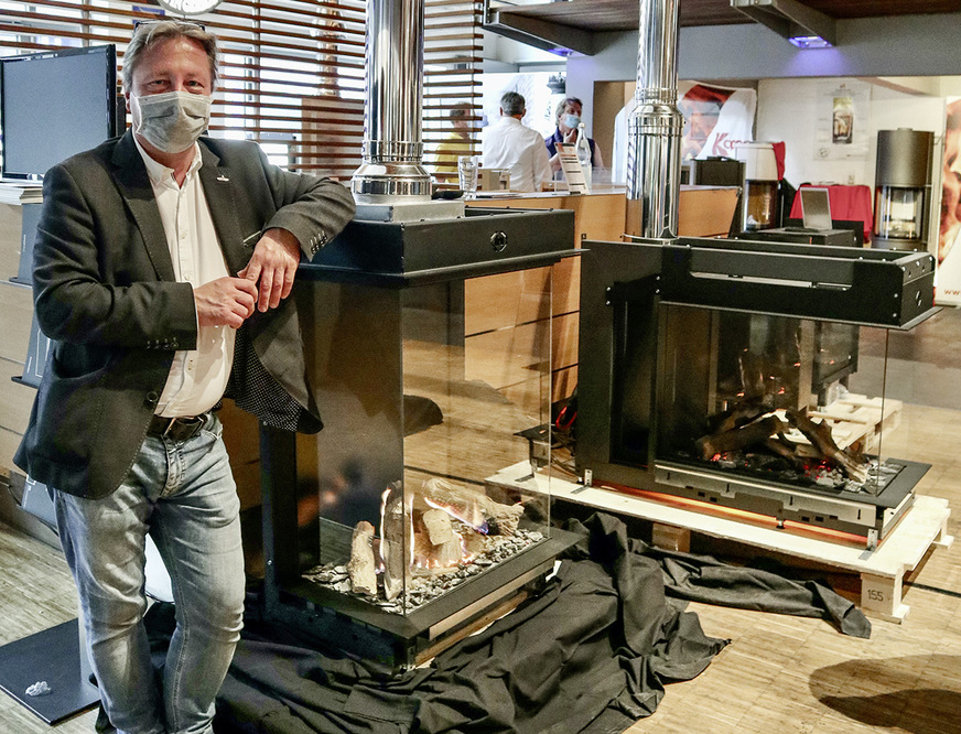 Peter Laß präsentierte eine neue Variante eines Gas-Kamineinsatzes mit hoher, dreiseitiger Sichtscheibe.