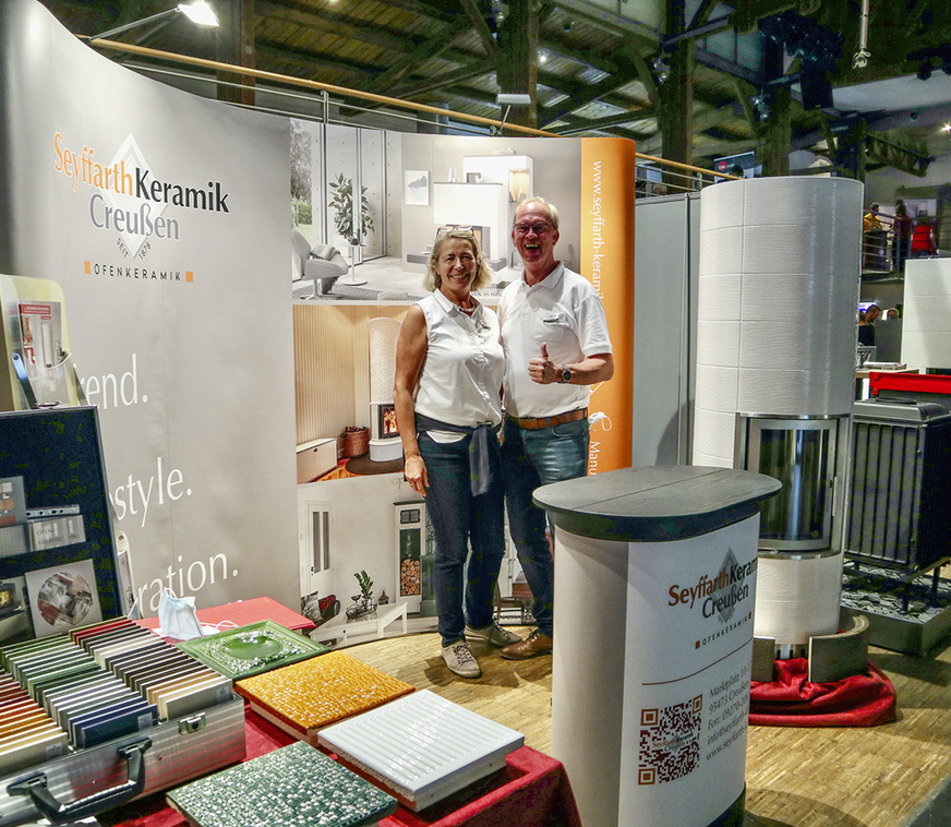 Ein Herz und eine Seele für Keramik: Marion und Christian Seyffarth. Im Vordergrund: der neue Glasurmusterkoffer.