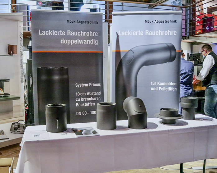 Doppelwandige lackierte Ofenrohre am Messestand von Möck.