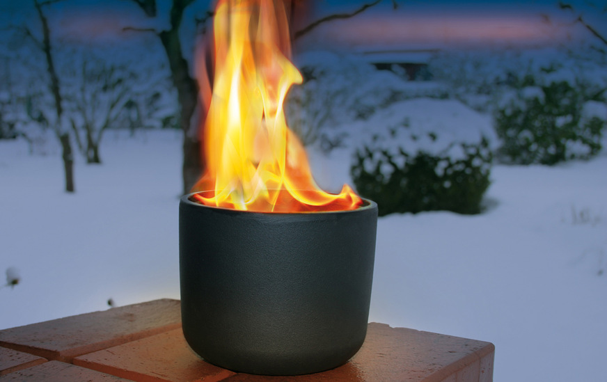 Die Feuerfackel bietet im Winter ein helles Licht.