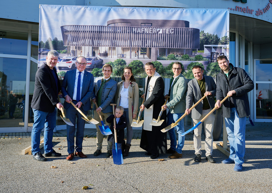 Spatenstichfoto (von links nach rechts): Bgm Wbg Dr. Josef Leitner; LHStv Dr. Stephan Pernkopf; GF Hafnertec Ing. Markus Bicker; Leonard Bicker; Sophia Bicker; Pfarrer Wbg Mag. Daniel Kostrzycki; BM Ing. Johannes Bicker; GF Mostviertel Tourismus GmbH Mag. Andreas Purt; Wirtschaftskammer NÖ, Bezirksstelle Scheibbs Mag. Augustin Reichenvater.