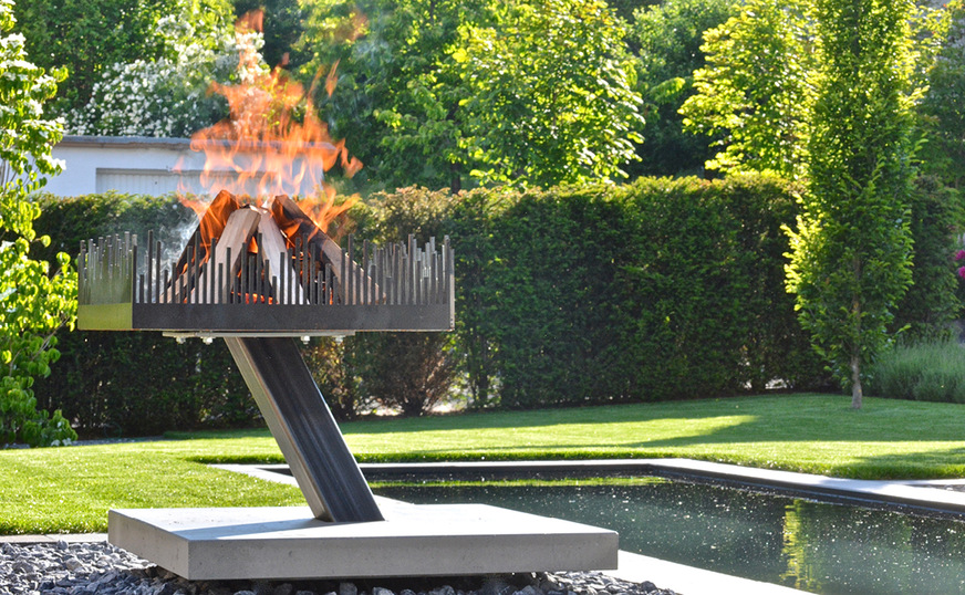 Eine Gartenskulptur wie ein Olympisches Feuer.﻿