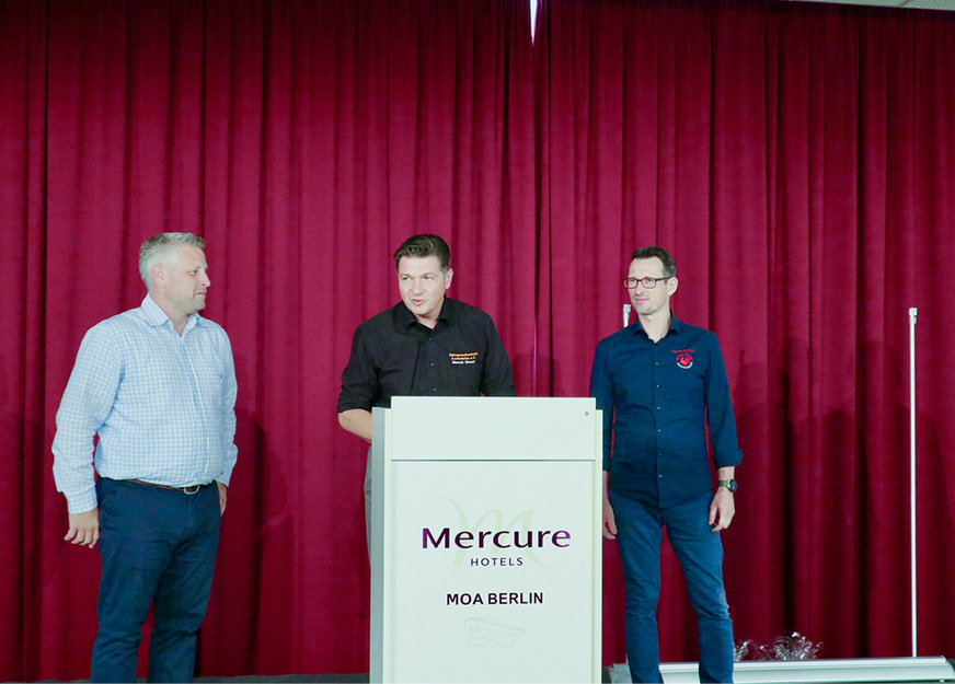 Marcus Breuer (am Rednerpult) und Hendrik Schütze erklärten den Beitritt der von ihnen verantworteten Sparten Gütegemeinschaft und Roter Hahn zum GVOB.