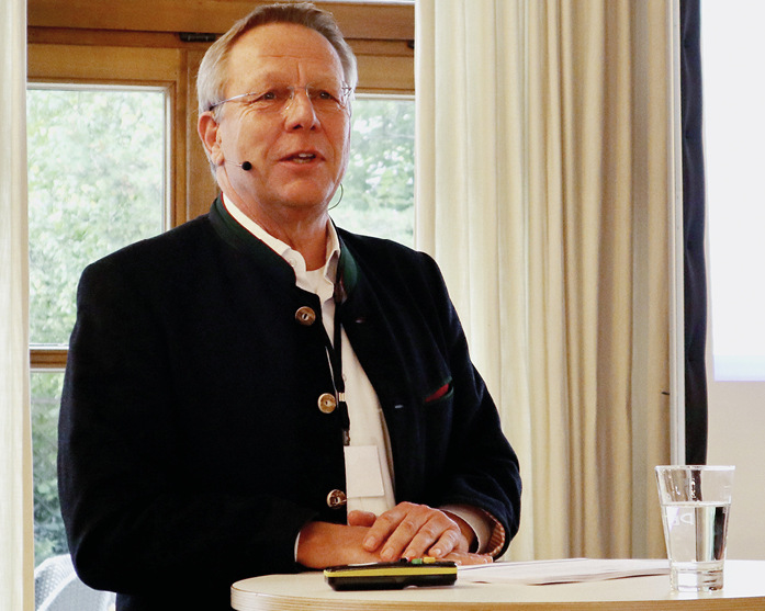 Dieter Frost zeigte die neue Wohnraumlüftungs-Baureihe „PluggEasy” sowie das VR-Schulungstool.