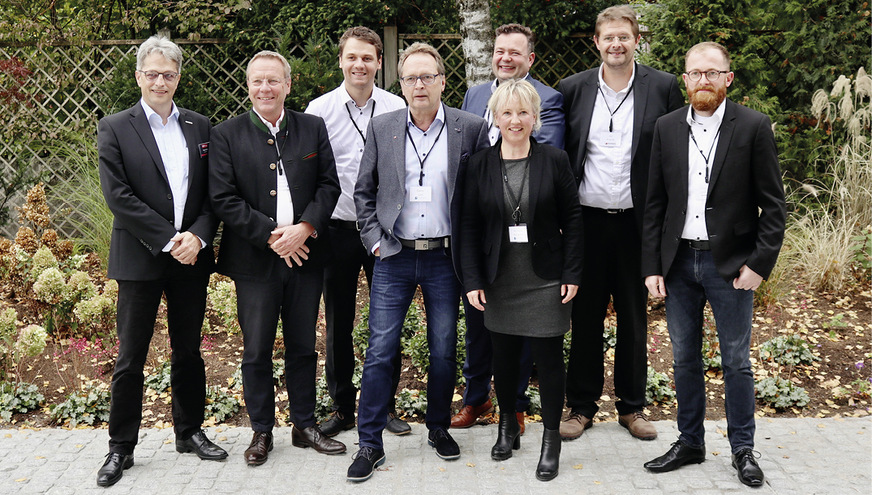 Gruppenbild mit Dame: Die Gastgeber Dieter Last und Michaela Waldecker (vorn mittig) und die Referenten des diesjährigen Pressetags.