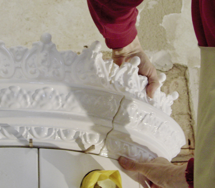 Häufig ist bei historischen Öfen „ein Zacken aus der Krone gebrochen“ und muss bei der Restaurierung keramisch nachgefertigt werden.