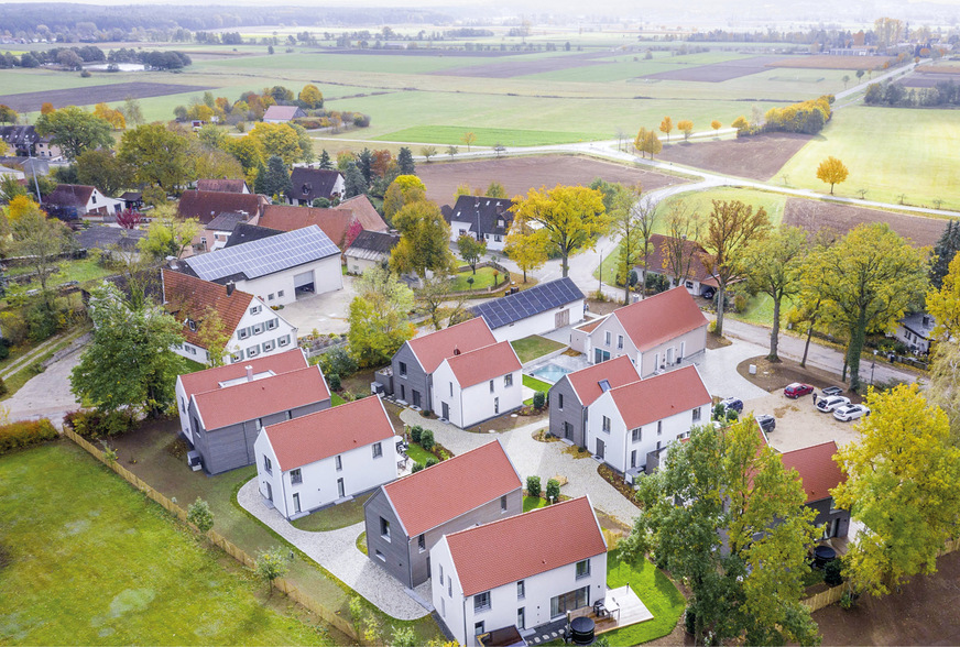 Zehn Chalets für die Gäste und ein Haupthaus mit Empfang und Verwaltung bilden die Anlage des Chaletdorfs „Büchelbergerei“.