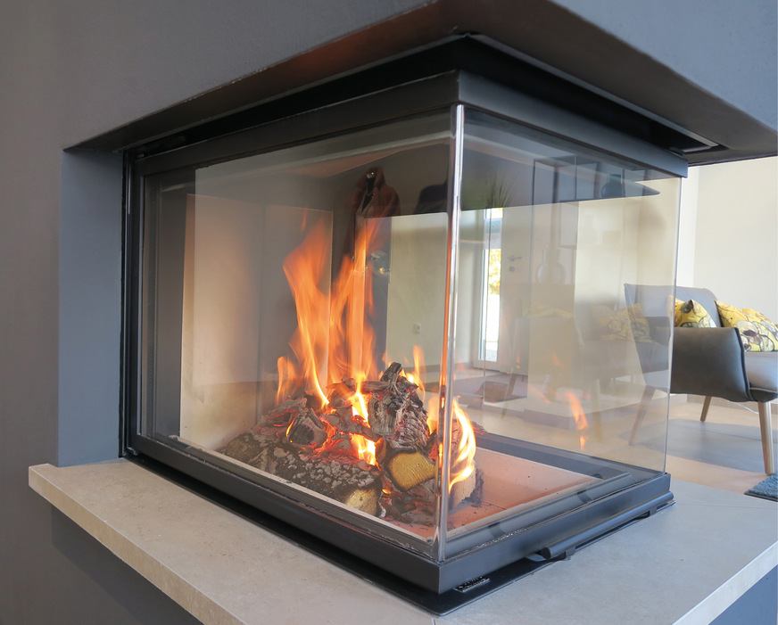 Qualität bis ins Detail: Die rahmenlose Kaminverglasung ist zum Nachlegen von Holz hochschiebbar und schwenkbar zur Reinigung.