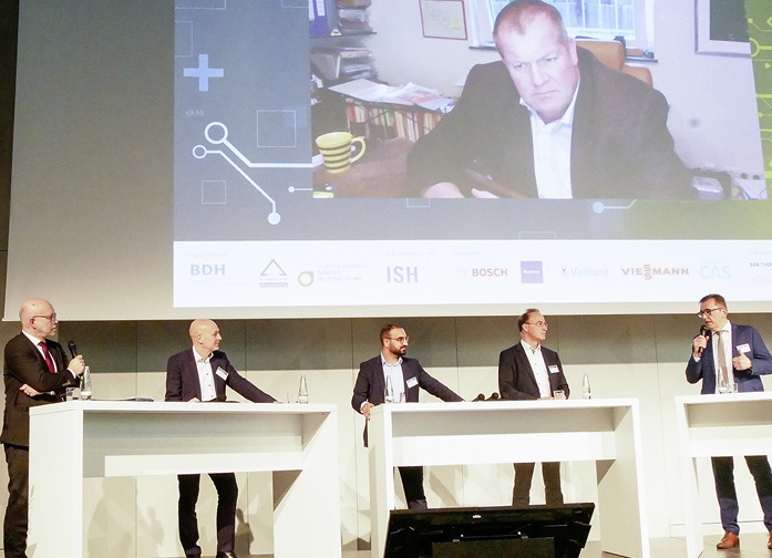 Diskutierten über die dringend anstehende Heizungsmodernisierung (v. r.): ZVSHK-Präsident Michael Hilpert, Dr. Christian Lieberknecht (Bundesverband Wohnungsunternehmen GdW), Dr. Frank Voßloh (Viessmann, digital zugeschaltet), Kassem Taher Saleh (Bündnis 90/Die Grünen im Bundestag), Dr. Rolf Bösinger (Bundesministerium für Wohnen, Stadtentwicklung und Bauwesen) und Andreas Kuhlmann (Deutsche Energie-Agentur dena).