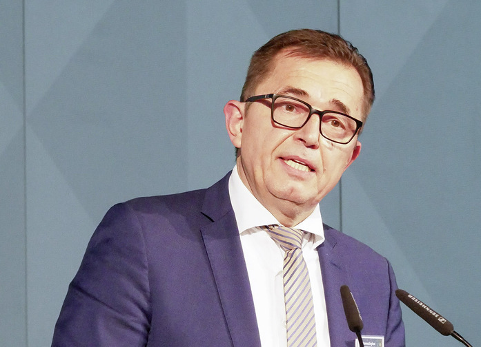 ZVSHK-Präsident Michael Hilpert: „Die Heizungswirtschaft unterstützt die Anstrengungen der Politik zu Klimaschutz und Energie-Unabhängigkeit. Sie fordert die Politik gleichzeitig aber auf, hierbei für die Umsetzung realistische Vorgaben zu treffen, die sich am tatsächlich Machbaren ausrichten.“