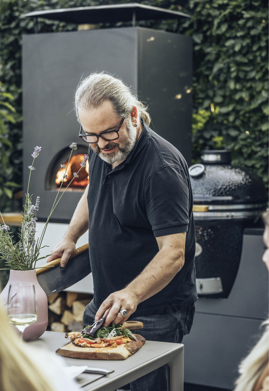 Mit Backofen und Cooker (im Hintergrund): Es gibt praktisch nichts, was bei der Freiluftküche nicht geht.