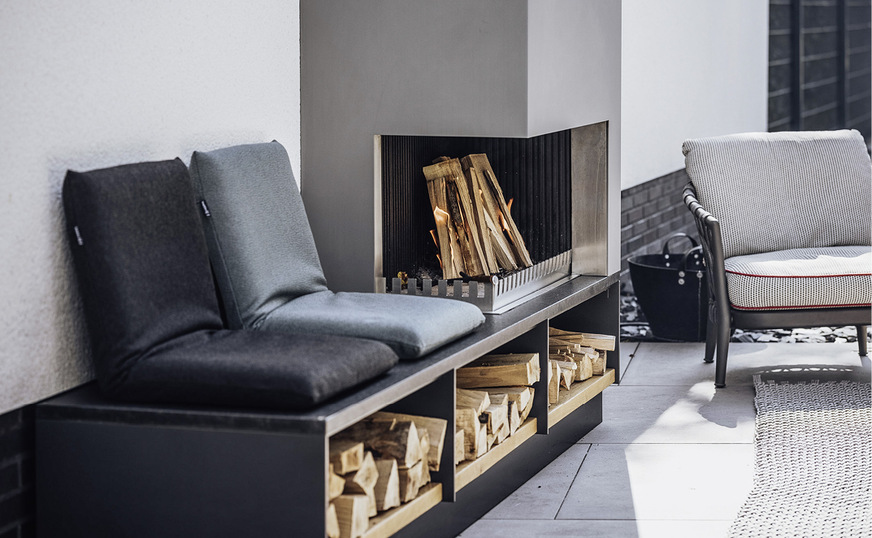 Wetterfest werden die Manufakturprodukte durch Materialien wie waagerechte Oberflächen aus Nero Assoluto Naturstein auf Korpusmaterial Seealuminium mit Pulverbeschichtung ausgestattet.