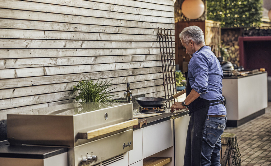 Mit Gasgrill und Wok-Kochfeld – eine Freiluftküche ist modulhaft aufgebaut und somit beliebig konfigurierbar. Auch spätere Erweiterungen sind möglich.