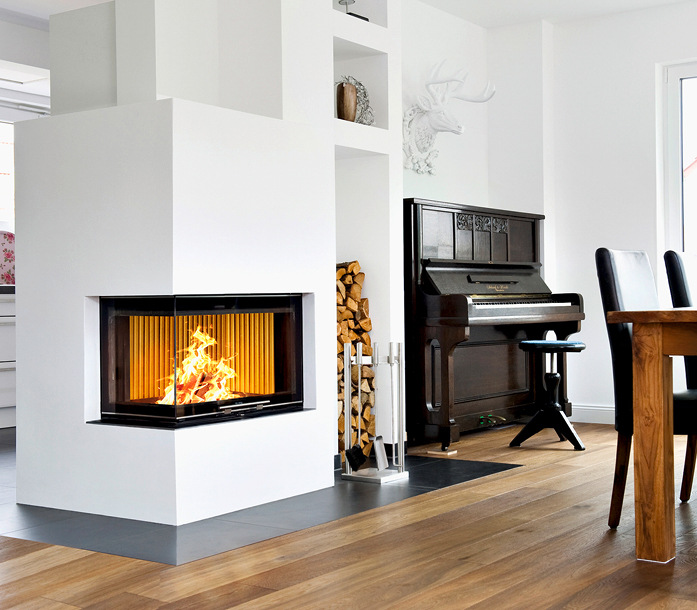 Ein wasserführender Kamineinsatz wie das Modell „Sera 78 W ES“ von Leda bietet ­opulente Feuersicht, ohne den Raum zu überwärmen, weil ein Großteil der Energie in den Wasser­anteil geht.