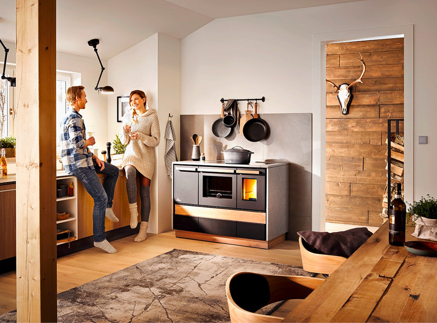 Wenn es einem auf maximale Versorgungssicherheit ankommt – ­warum nicht gleich einen Herd wie dieses Modell „Alpin“ aus der Serie Dachstein von Lohberger wählen? Damit kann man auch kochen und&nbsp;­backen. Lohberger hat außerdem auch wasserführende Herde im&nbsp;Programm.