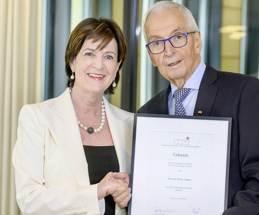 HKI-Präsidentin Christiane Wodtke verlieh Prof. Dr. Klaus Töpfer den 1. HKI Zukunftspreis für sein Lebenswerk im Dienste des Umweltschutzes.