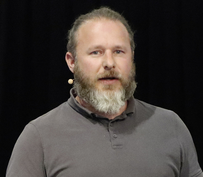 Wie man einen Holzbackofen perfekt einschürt, darüber informierte Daniel Reisinger von Wolfshöher Tonwerke.