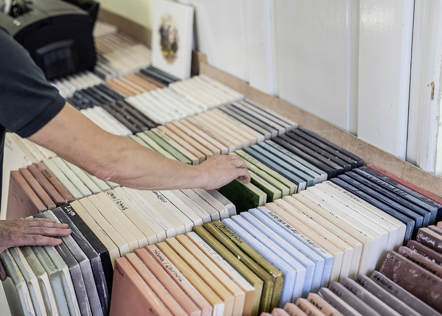 Durch Übernahme des Traditionsherstellers Ruka steht dem Ofenbauer eine bunte Palette an bewährten Glasuren zur Verfügung.