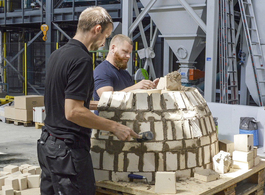 Hier bauen die ­Meisterschüler ­einen&nbsp;Ofen.