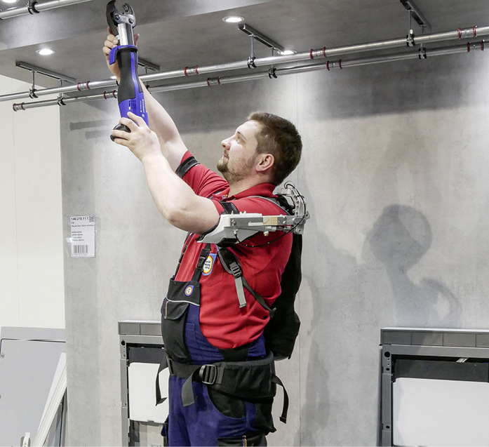 Tatkräftige Unterstützung: Mit einem Exoskelett für die Oberarme lassen sich Über-Kopf-Arbeiten wesentlich länger ausführen, als dies mit herkömmlicher Muskelkraft möglich ist.