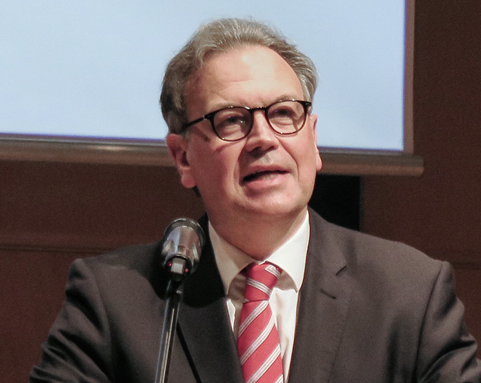 Hauptgeschäftsführer Dr. Wolfgang Schwarz begrüßt die zahlreichen Gäste