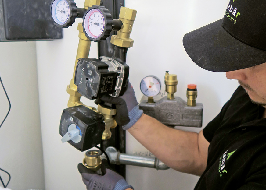 Später wird der Kaminofen über eine eigene Vor- und Rücklaufleitung an den 1.000-Liter-Pufferspeicher angebunden.