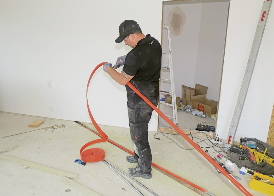 Um Wärmeverluste zu vermeiden, isoliert der Heizungsbauer die&nbsp;Warmwasserzuleitung vom Kaminofen zum Pufferspeicher mit einer hochtemperaturbeständigen PE/Rohrisolierung.