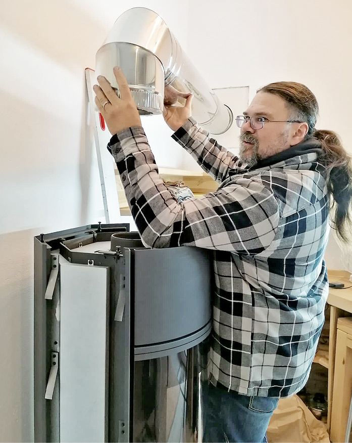 ... um es dann fachgerecht und passgenau an das (hier vorinstallierte und außenliegende) Schornsteinsystem anschließen zu können. Aus Brandschutzgründen wird die Rauch- gasleitung in doppelwandiger, isolierter Edelstahlausführung ausgeführt.