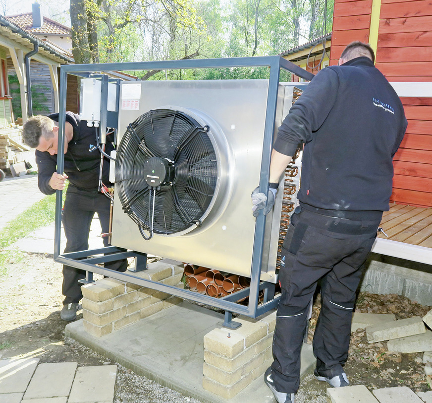 Der große Verdampfer der Splitanlage wird auf dem hergestellten Ziegelfundament fixiert.