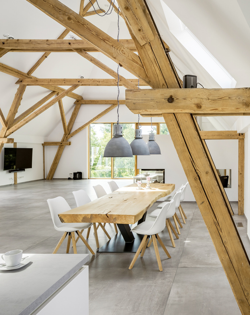 Der Ess- und Wohnbereich wurde durch die Kaminanlage getrennt.