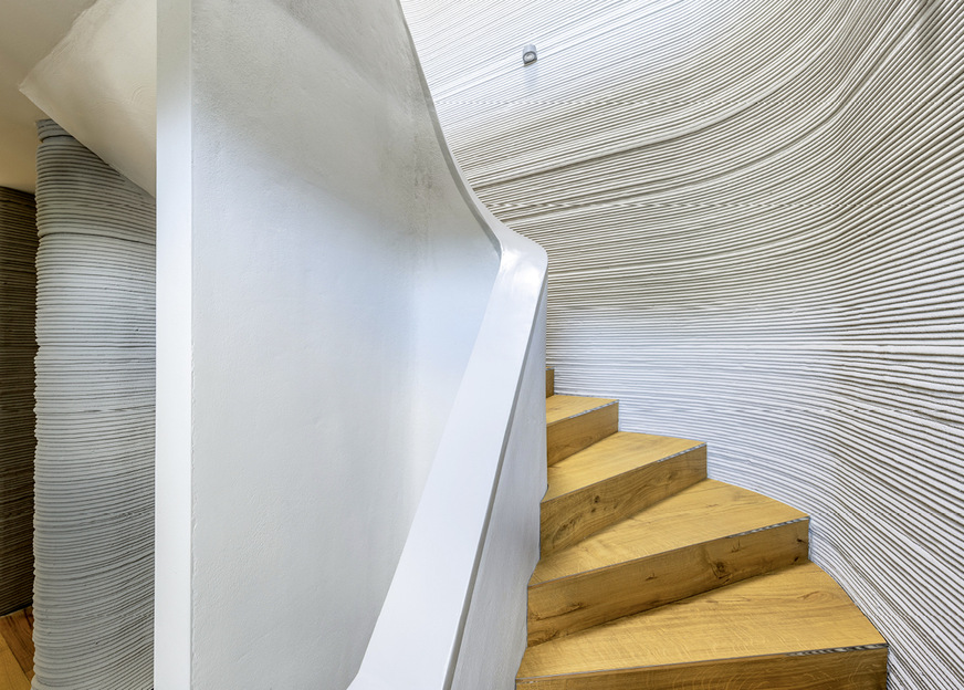 Die runden Formen der Außenarchitektur finden sich auch im Hausinneren wieder, zum Beispiel in der halbgewendelten Treppe oder den gerundeten „Raumecken“.