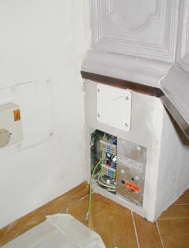 Der Anschlusskasten mit der Steuerung verschwindet bei der Carlo-Loysch-Anlage im Sockel, der Kunde nutzt später nur den Raumthermostaten (links).